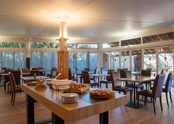 Marina Hotel Club